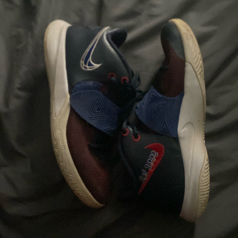 Nike kyrie basketball shoes size 10.5